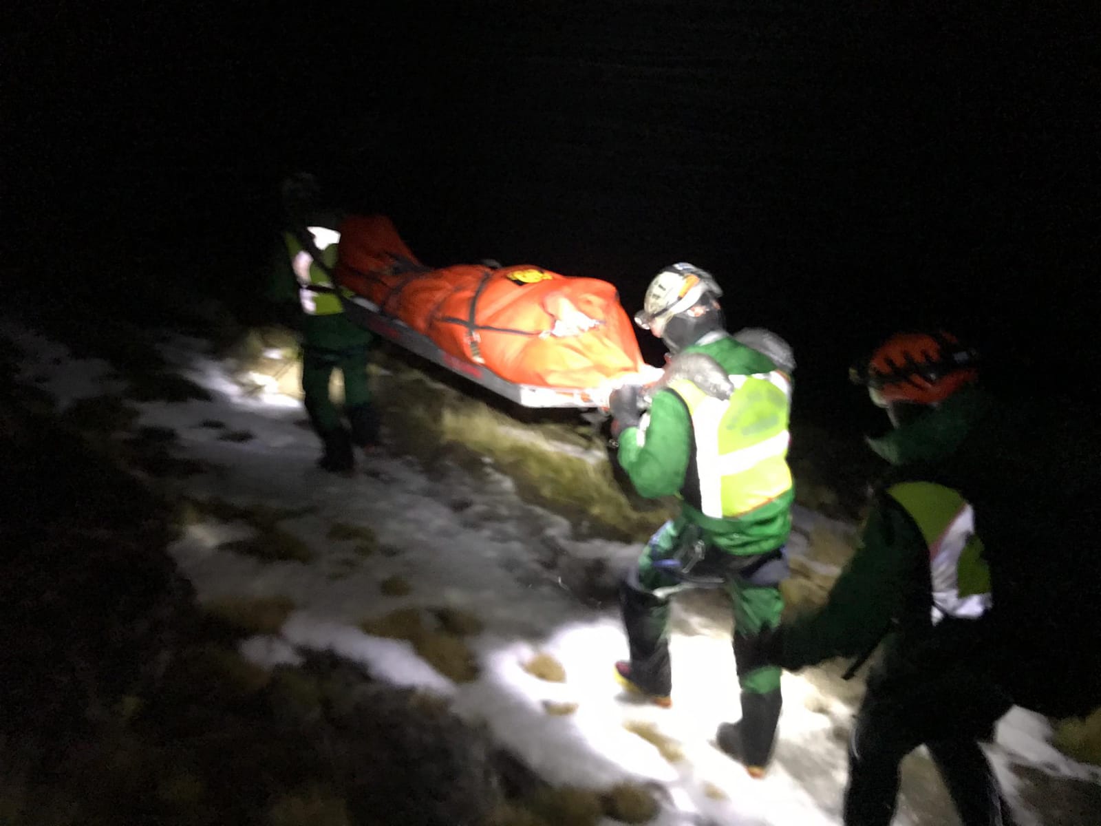 Ángel ha podido por fin volver a pisar las calles de Vigo, su ciudad. Atras quedaba una convalecencia de más de cuatro meses y por delante, un largo calendario de rehabilitación y médicos
