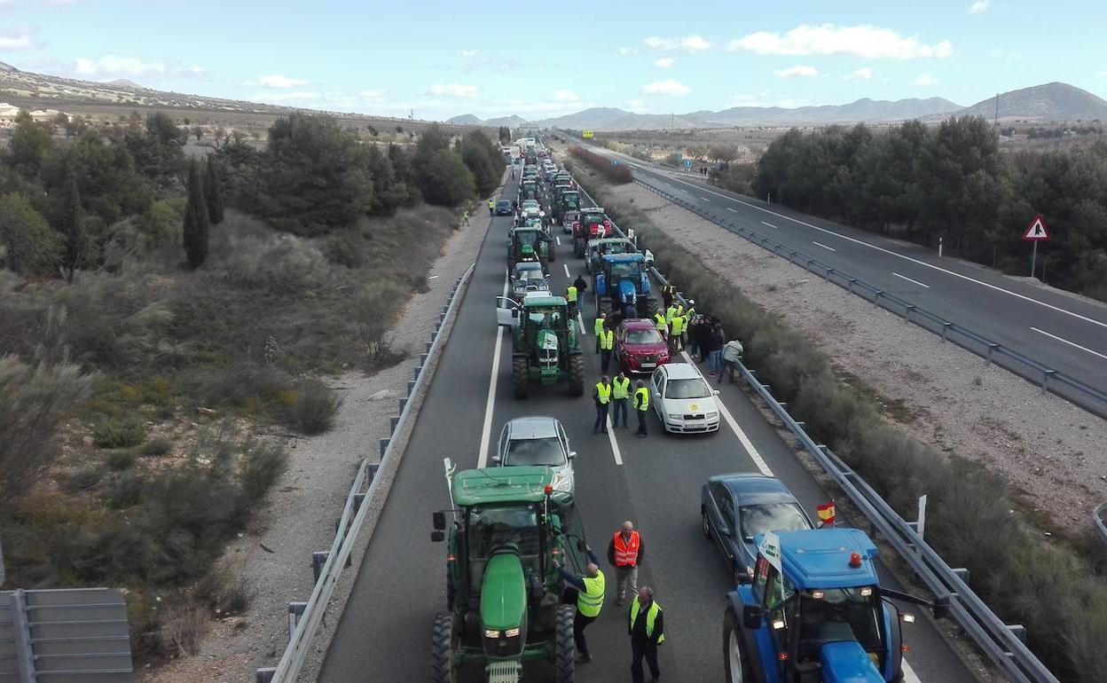 Tractorada en Granada y Almería | Cientos de tractores cortan 26 kilómetros de la A-92 en ambos sentidos