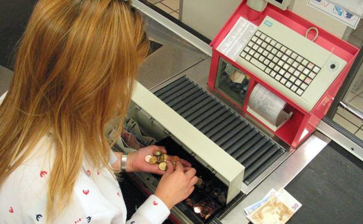 Dos mujeres agreden a un hombre que defendió a una cajera tras ser increpada por estas