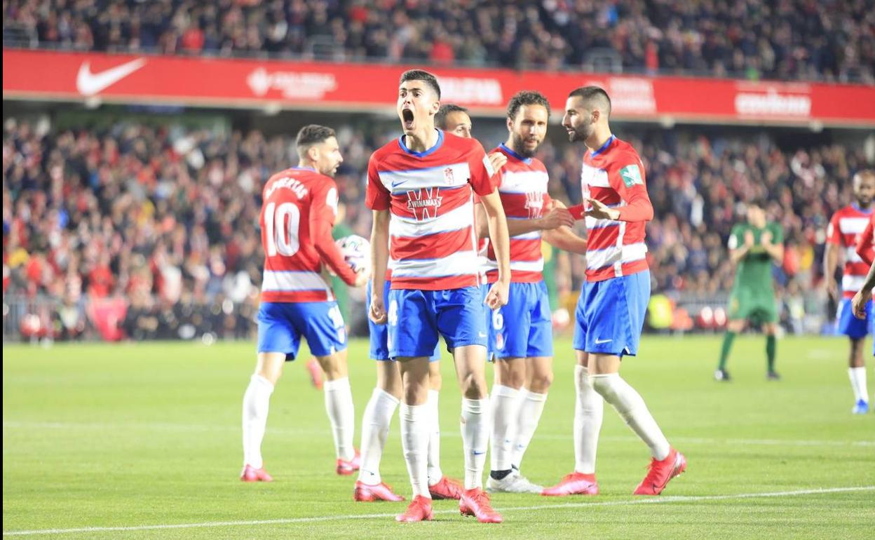 Carlos Fernández celebra con rabia su gol al Athletic. 
