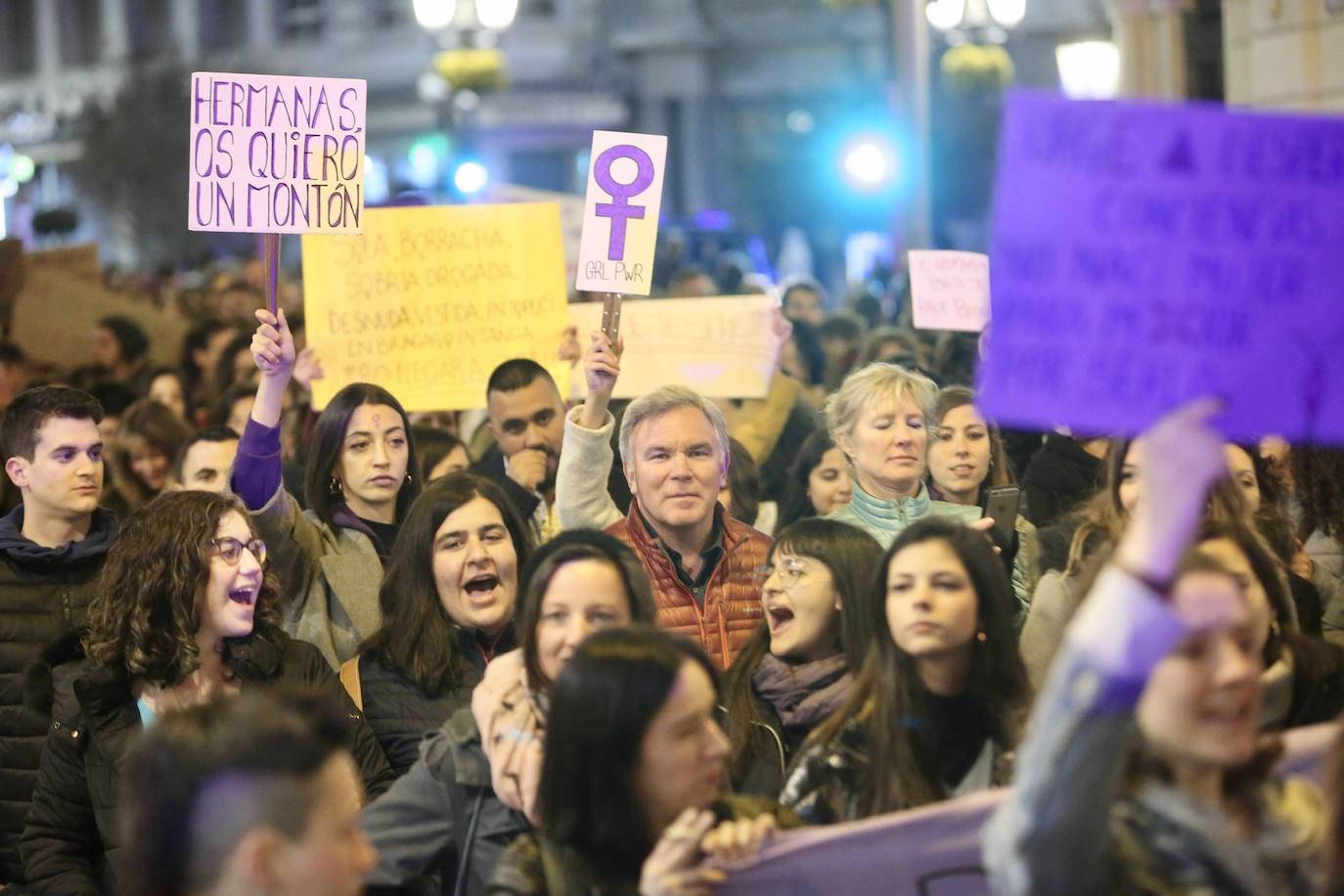 La manifestación nocturna recorrió las calles Reyes Católicos, Recogidas, Pedro Antonio de Alarcón y terminó en el entorno de Ciencias