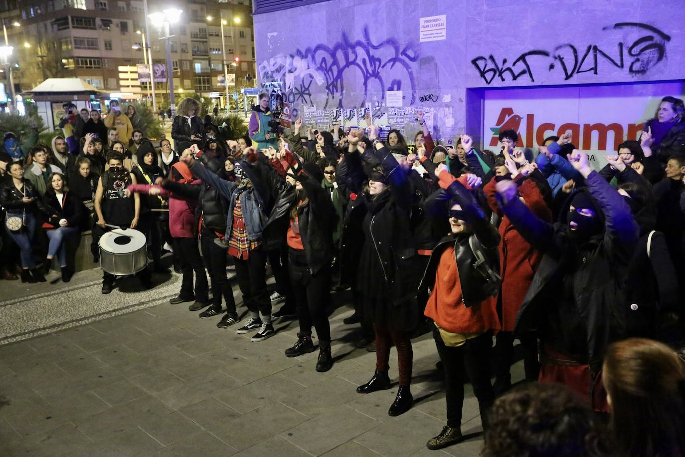 La manifestación nocturna recorrió las calles Reyes Católicos, Recogidas, Pedro Antonio de Alarcón y terminó en el entorno de Ciencias