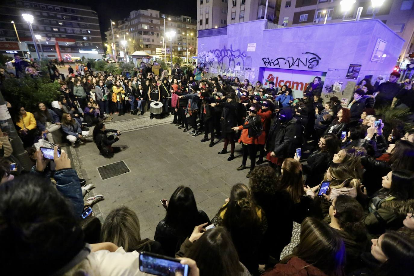 La manifestación nocturna recorrió las calles Reyes Católicos, Recogidas, Pedro Antonio de Alarcón y terminó en el entorno de Ciencias