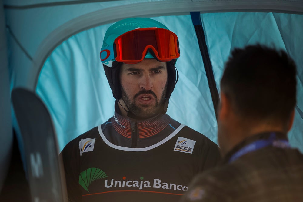 El español Lucas Eguibar ganó este sábado la prueba de la Copa del Mundo de boardercross de snowboard