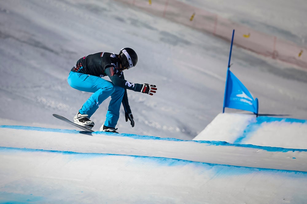 El español Lucas Eguibar ganó este sábado la prueba de la Copa del Mundo de boardercross de snowboard