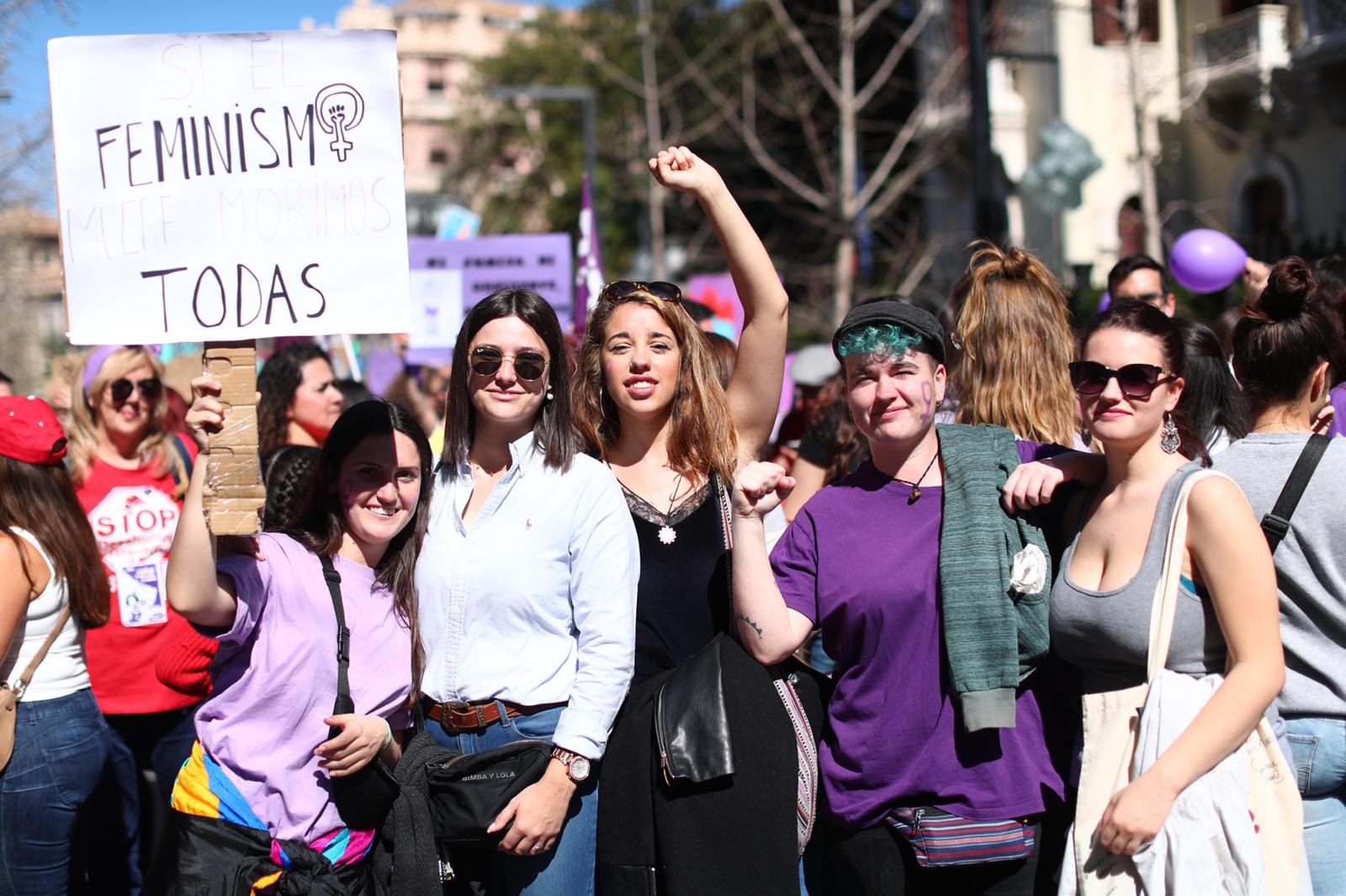 Miles de manifestantes han portada pancartas con mensajes reivindicativos