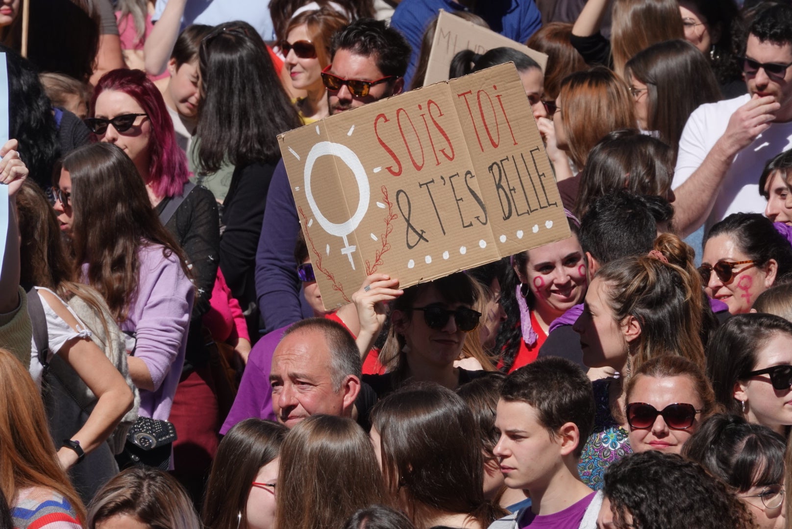 Miles de manifestantes han portada pancartas con mensajes reivindicativos