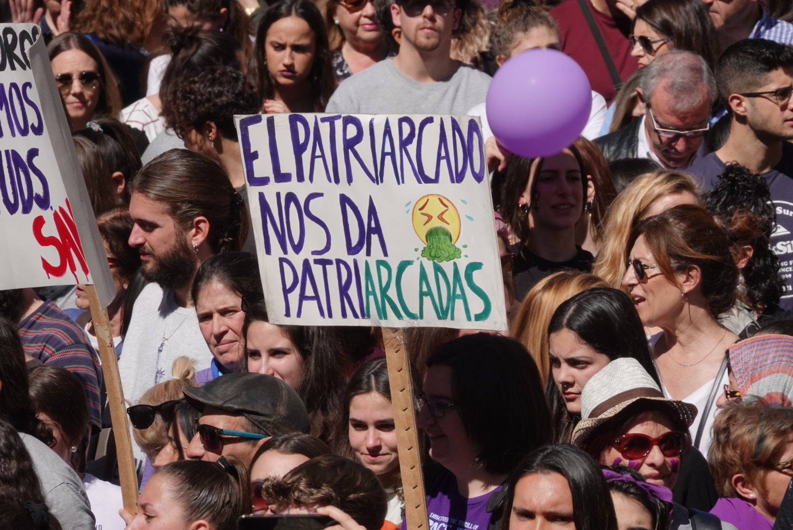 Miles de manifestantes han portada pancartas con mensajes reivindicativos