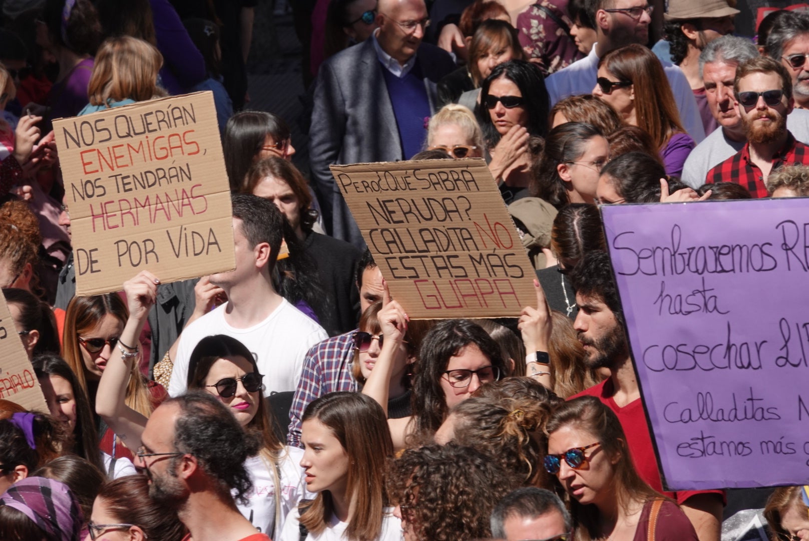 Miles de manifestantes han portada pancartas con mensajes reivindicativos