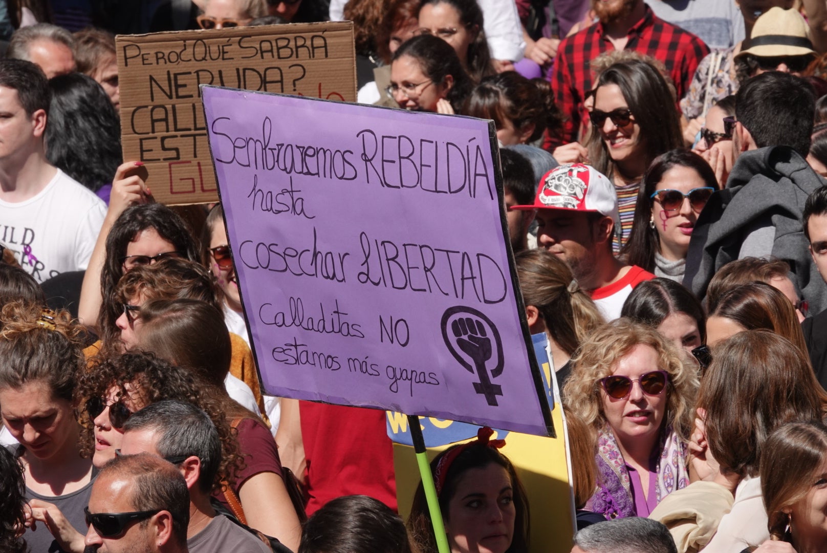 Miles de manifestantes han portada pancartas con mensajes reivindicativos