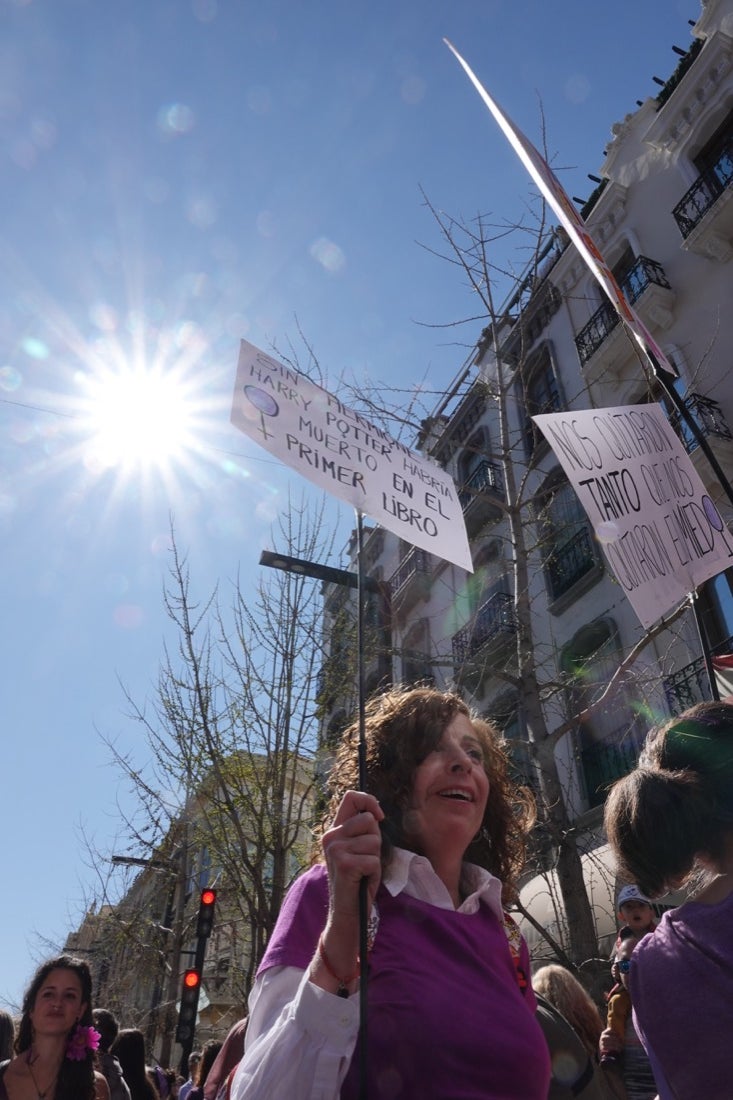 Miles de manifestantes han portada pancartas con mensajes reivindicativos