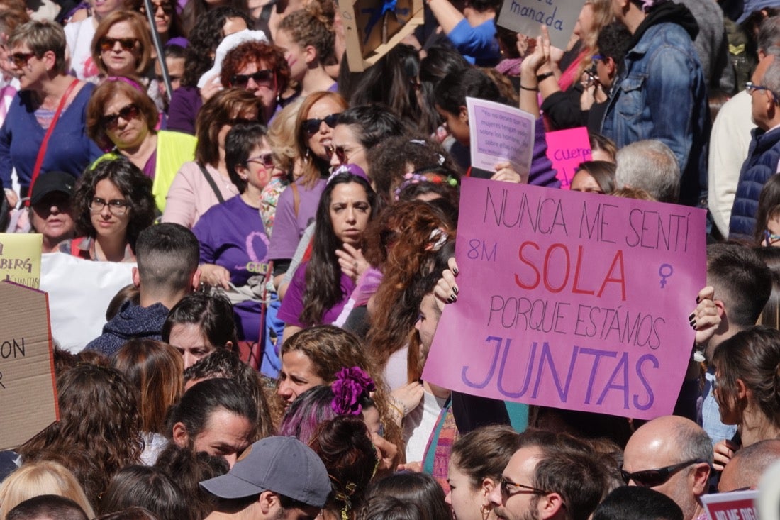 Miles de manifestantes han portada pancartas con mensajes reivindicativos