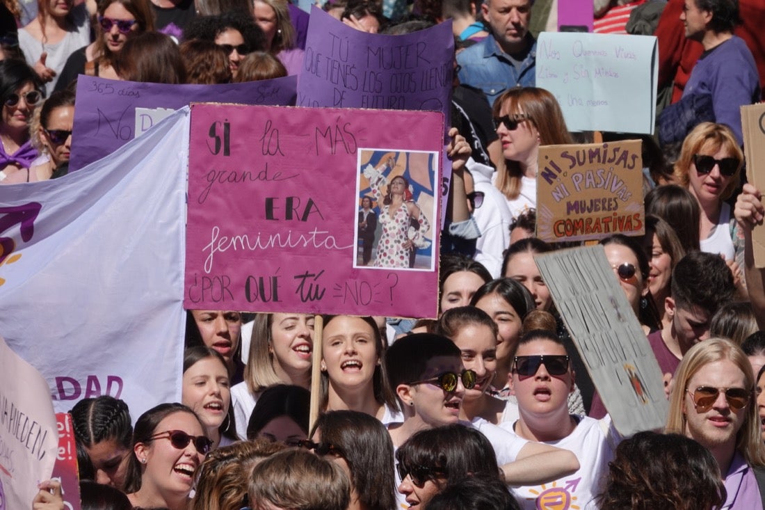 Miles de manifestantes han portada pancartas con mensajes reivindicativos