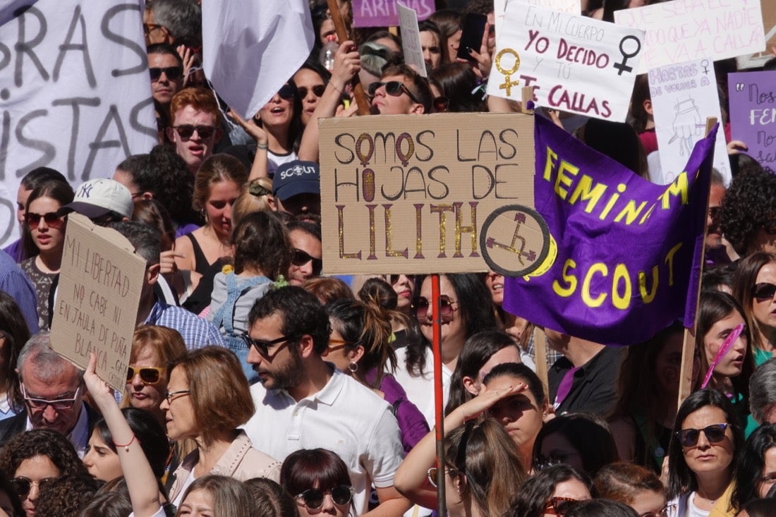 Miles de manifestantes han portada pancartas con mensajes reivindicativos