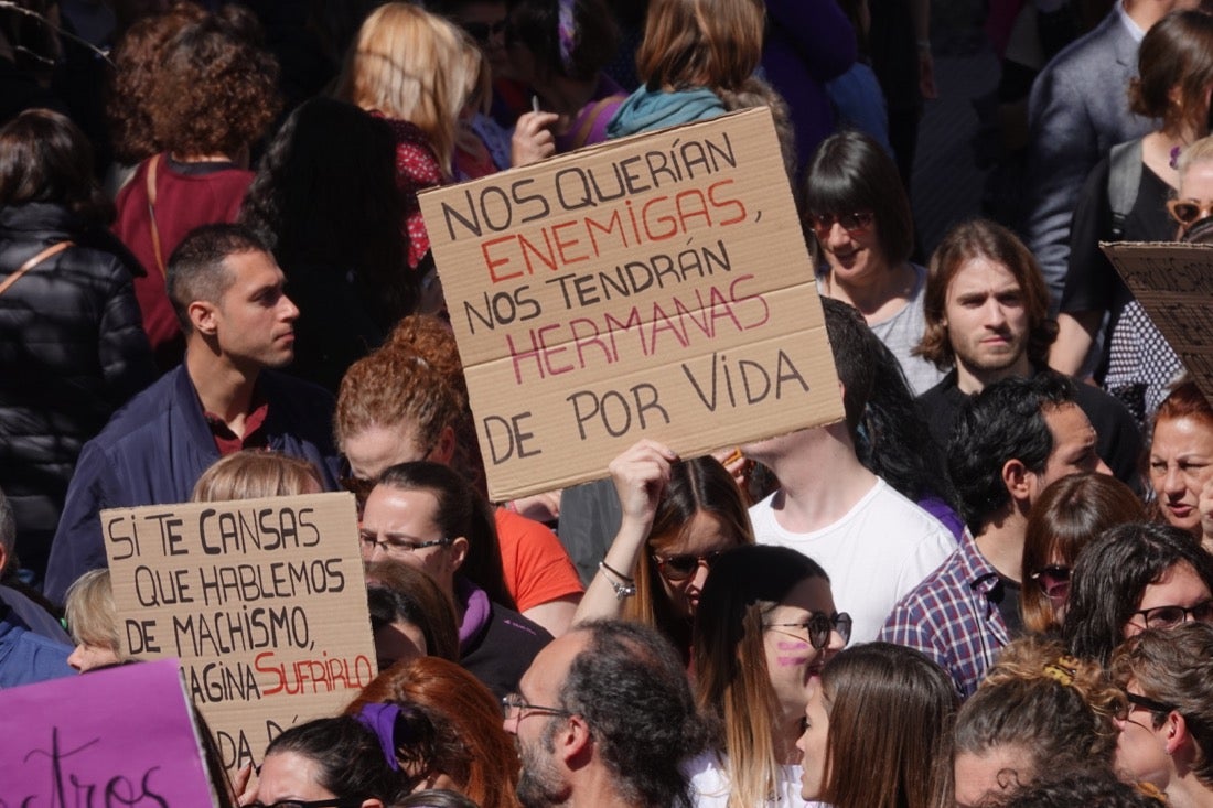 Miles de manifestantes han portada pancartas con mensajes reivindicativos