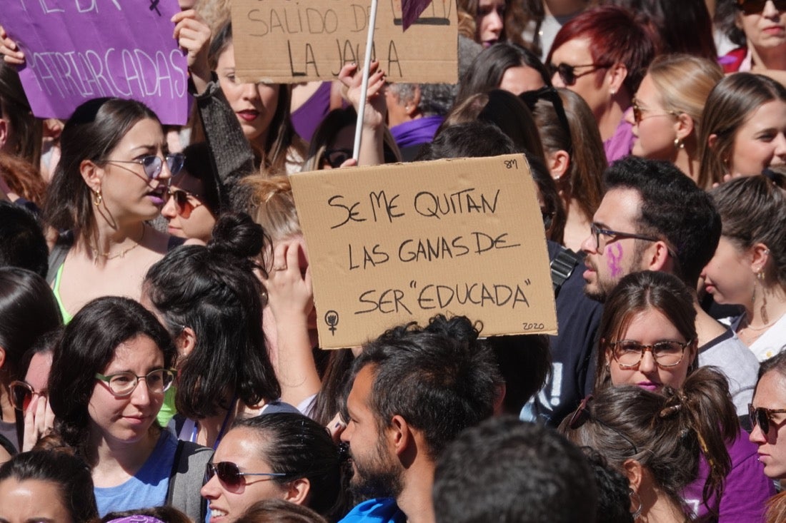 Miles de manifestantes han portada pancartas con mensajes reivindicativos