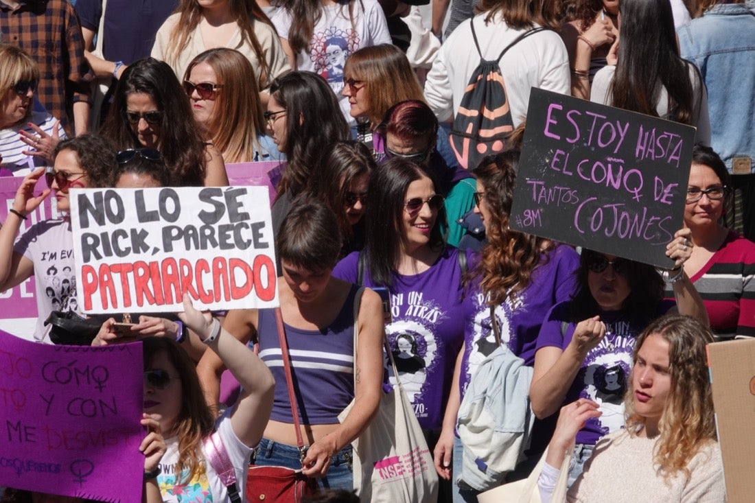 Miles de manifestantes han portada pancartas con mensajes reivindicativos