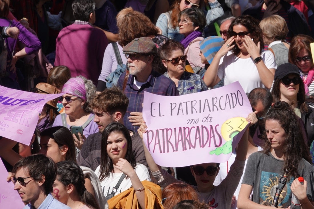 Miles de manifestantes han portada pancartas con mensajes reivindicativos