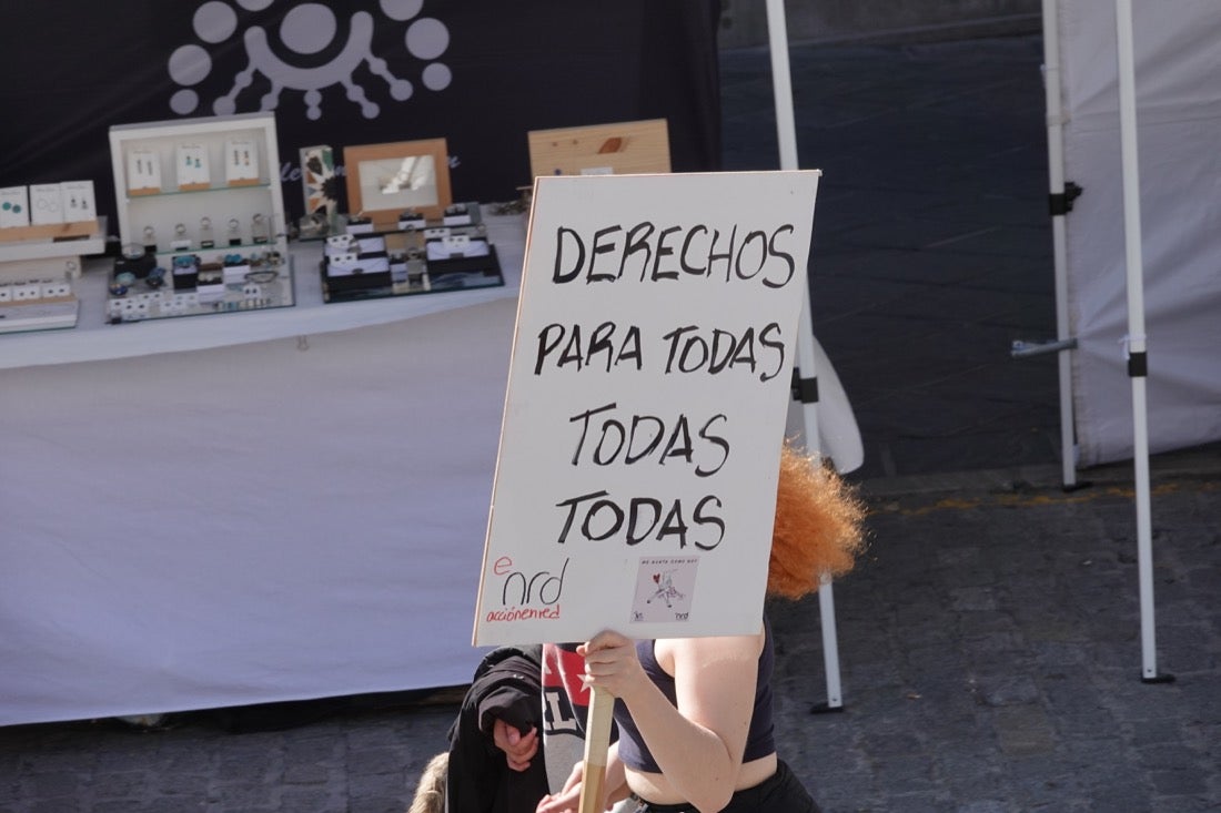 Miles de manifestantes han portada pancartas con mensajes reivindicativos