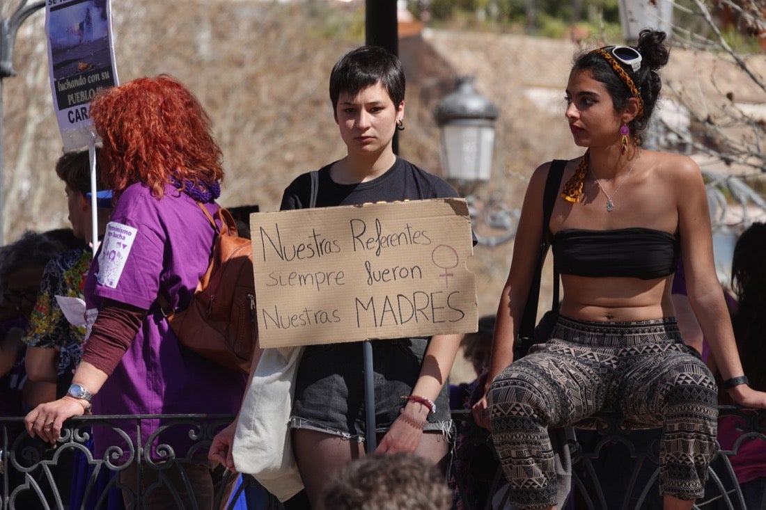 Miles de manifestantes han portada pancartas con mensajes reivindicativos