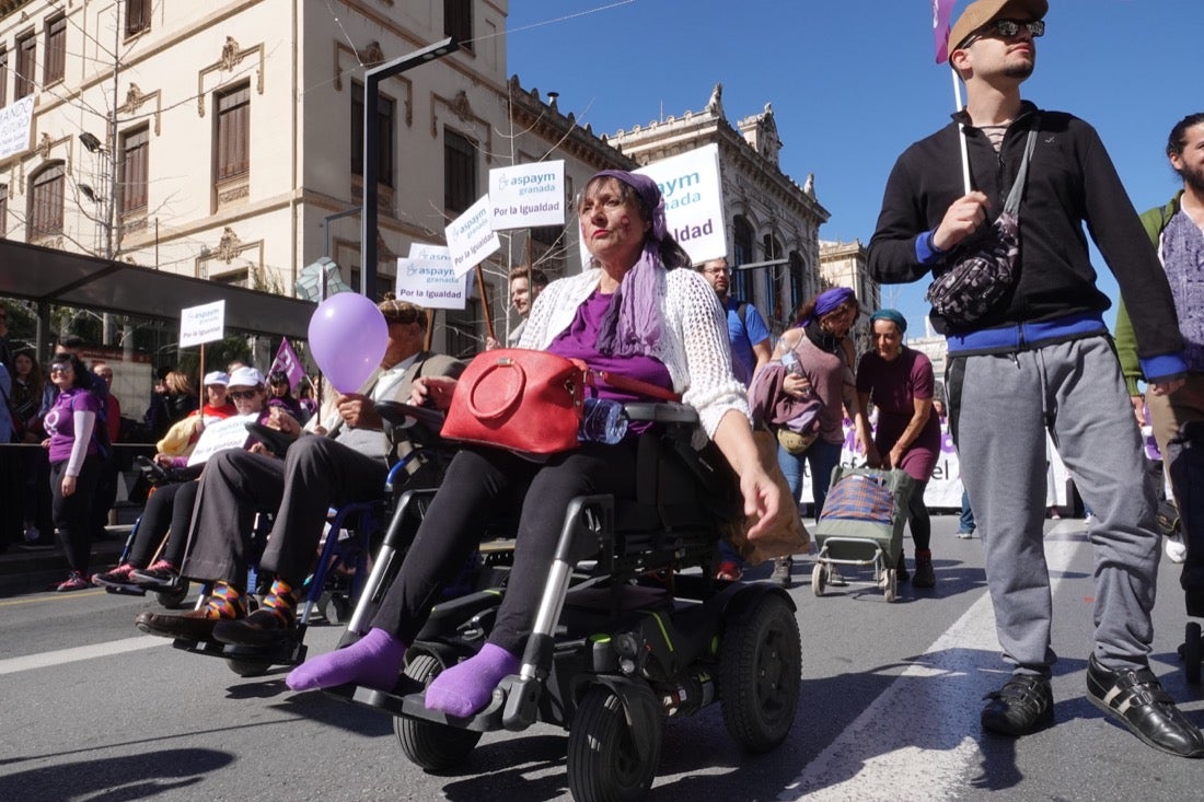 Repaso completo en imágenes a una marcha multitudinaria este Día de la Mujer en Granada