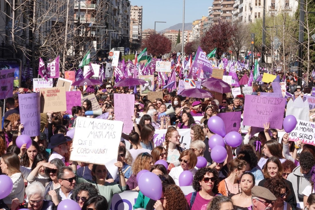 Repaso completo en imágenes a una marcha multitudinaria este Día de la Mujer en Granada