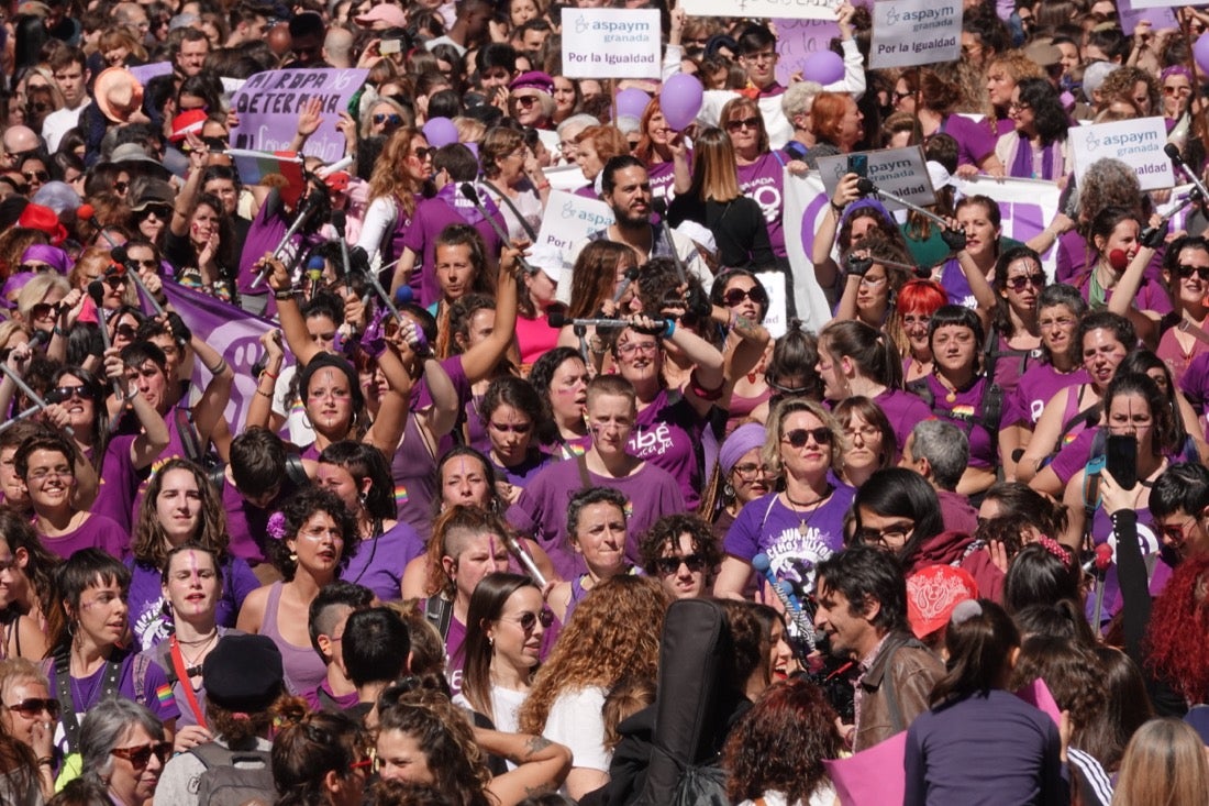 Repaso completo en imágenes a una marcha multitudinaria este Día de la Mujer en Granada