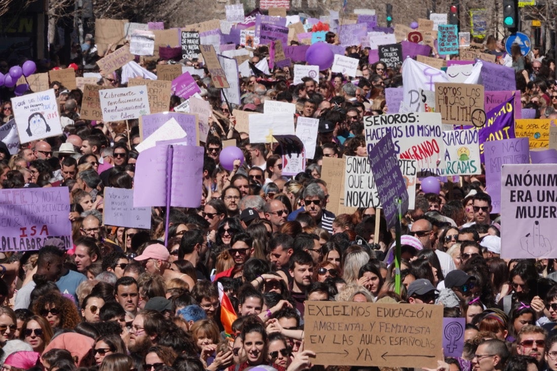 Repaso completo en imágenes a una marcha multitudinaria este Día de la Mujer en Granada