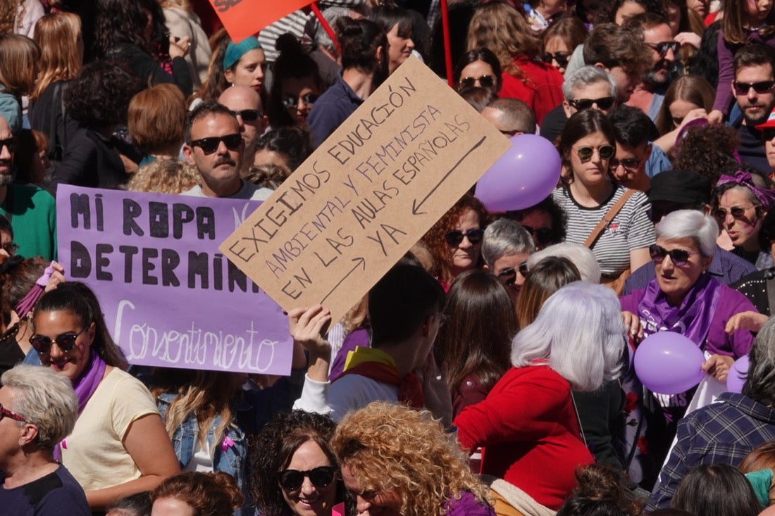 Repaso completo en imágenes a una marcha multitudinaria este Día de la Mujer en Granada