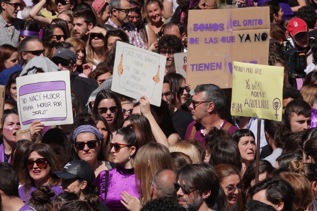 Repaso completo en imágenes a una marcha multitudinaria este Día de la Mujer en Granada