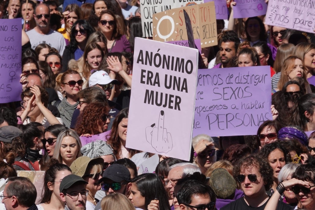 Repaso completo en imágenes a una marcha multitudinaria este Día de la Mujer en Granada