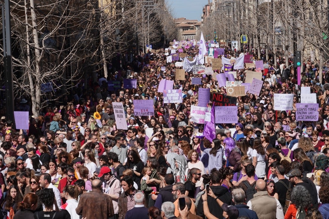 Repaso completo en imágenes a una marcha multitudinaria este Día de la Mujer en Granada