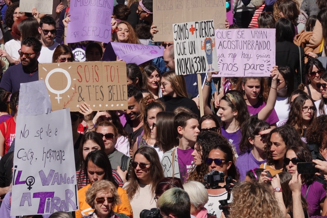 Repaso completo en imágenes a una marcha multitudinaria este Día de la Mujer en Granada
