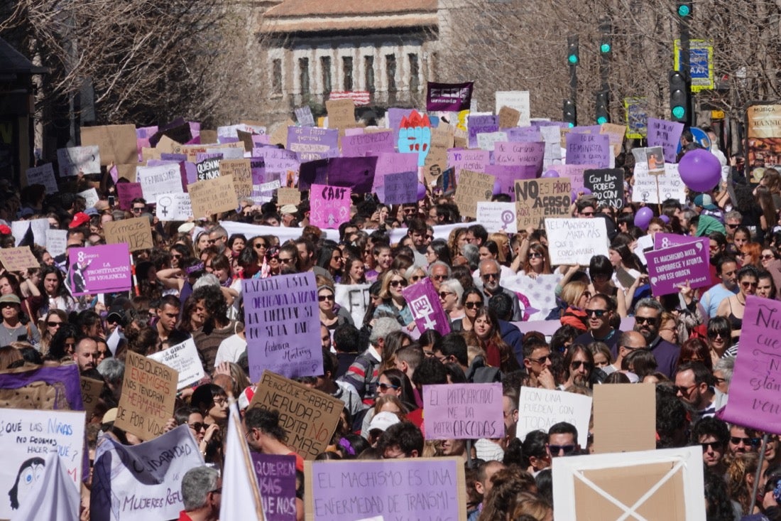 Repaso completo en imágenes a una marcha multitudinaria este Día de la Mujer en Granada