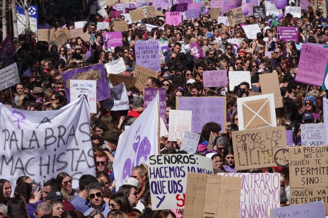 Repaso completo en imágenes a una marcha multitudinaria este Día de la Mujer en Granada