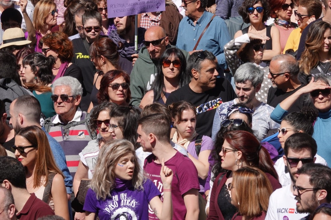 Repaso completo en imágenes a una marcha multitudinaria este Día de la Mujer en Granada