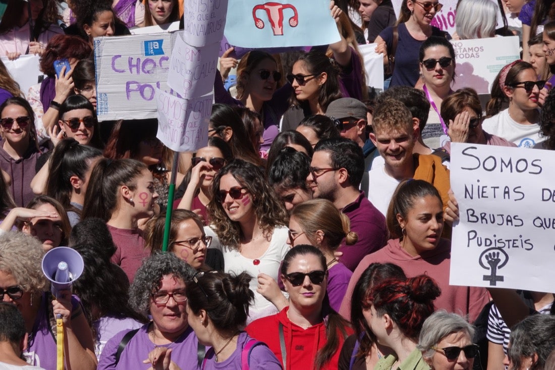 Repaso completo en imágenes a una marcha multitudinaria este Día de la Mujer en Granada