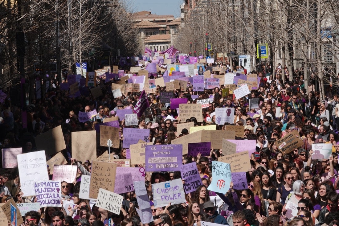 Repaso completo en imágenes a una marcha multitudinaria este Día de la Mujer en Granada