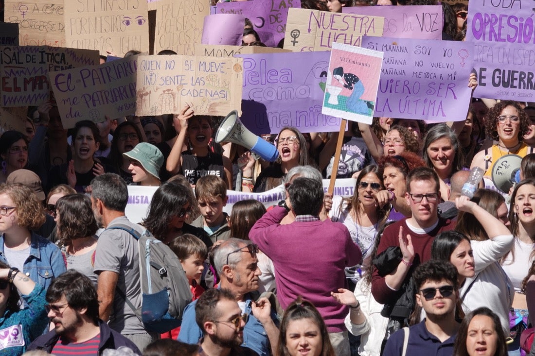 Repaso completo en imágenes a una marcha multitudinaria este Día de la Mujer en Granada