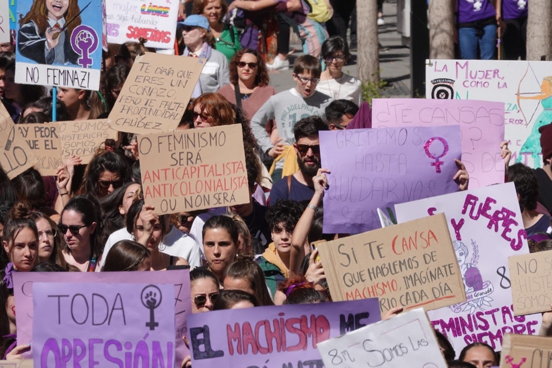 Repaso completo en imágenes a una marcha multitudinaria este Día de la Mujer en Granada