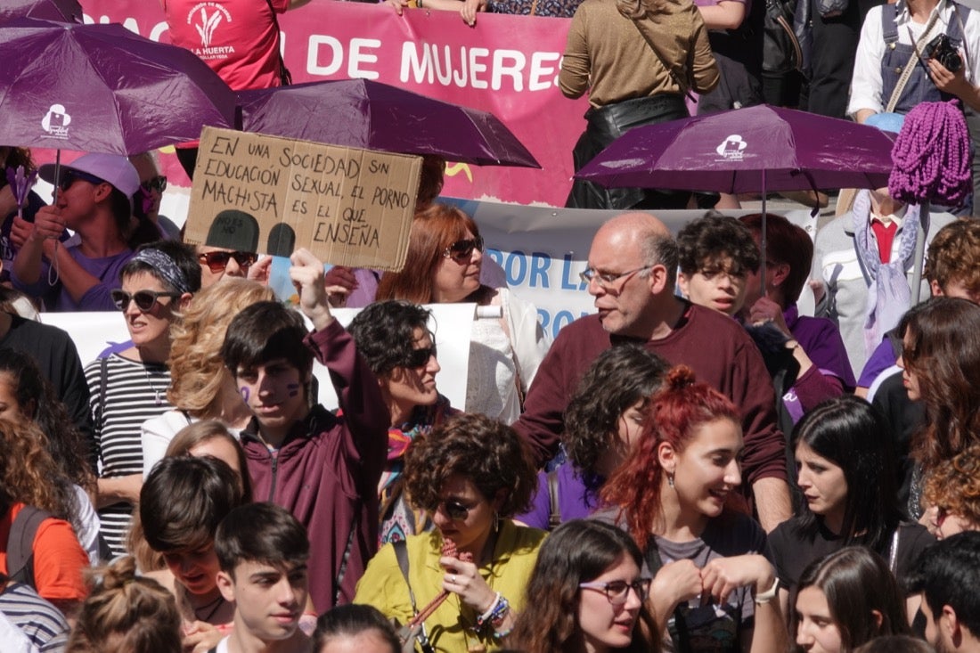 Repaso completo en imágenes a una marcha multitudinaria este Día de la Mujer en Granada