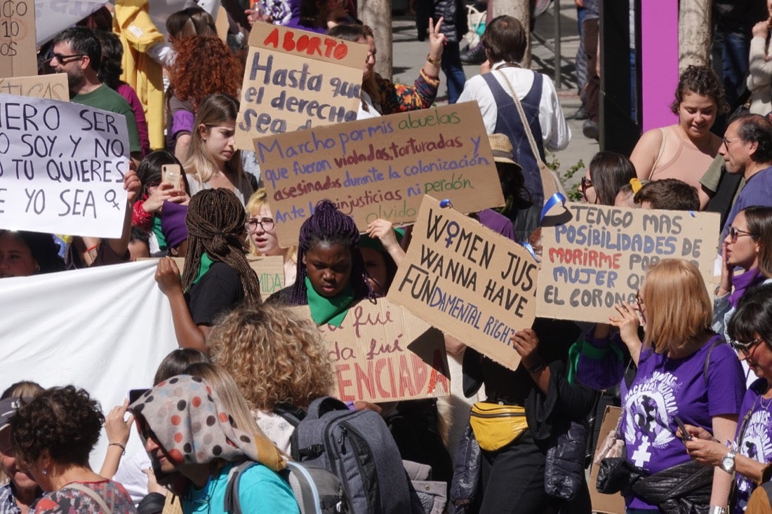 Repaso completo en imágenes a una marcha multitudinaria este Día de la Mujer en Granada