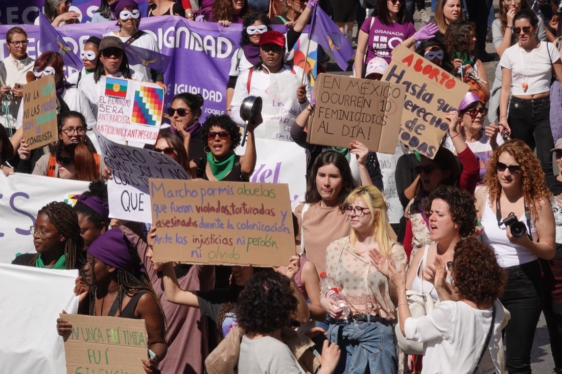 Repaso completo en imágenes a una marcha multitudinaria este Día de la Mujer en Granada