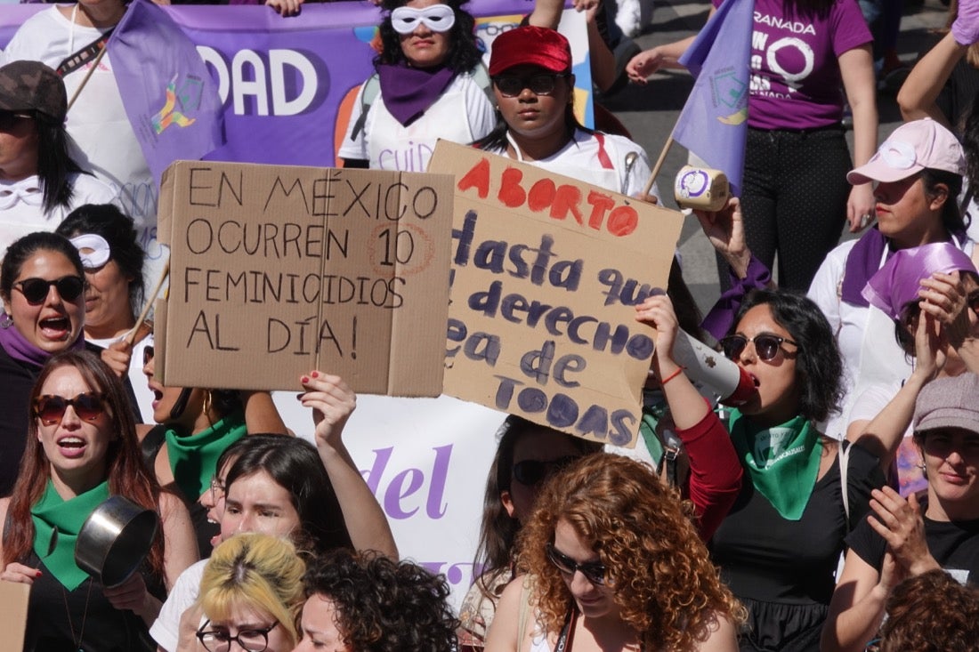 Repaso completo en imágenes a una marcha multitudinaria este Día de la Mujer en Granada