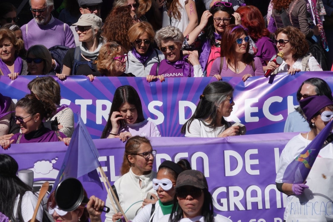Repaso completo en imágenes a una marcha multitudinaria este Día de la Mujer en Granada