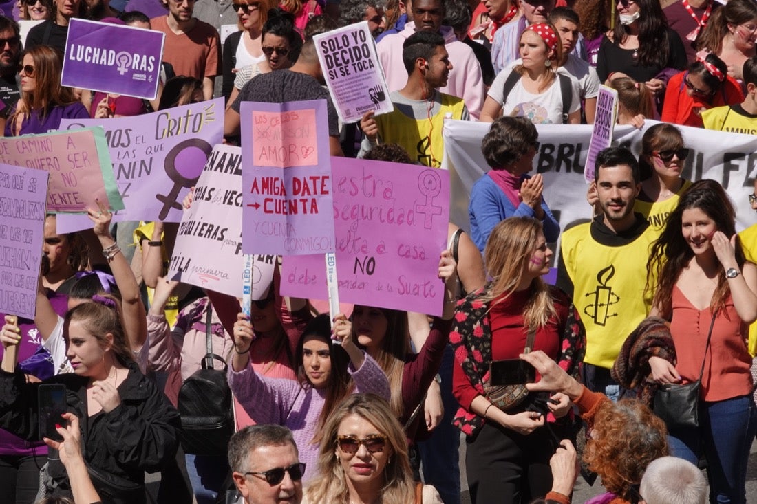 Repaso completo en imágenes a una marcha multitudinaria este Día de la Mujer en Granada
