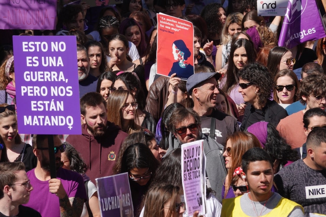 Repaso completo en imágenes a una marcha multitudinaria este Día de la Mujer en Granada
