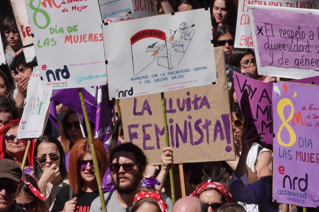 Repaso completo en imágenes a una marcha multitudinaria este Día de la Mujer en Granada