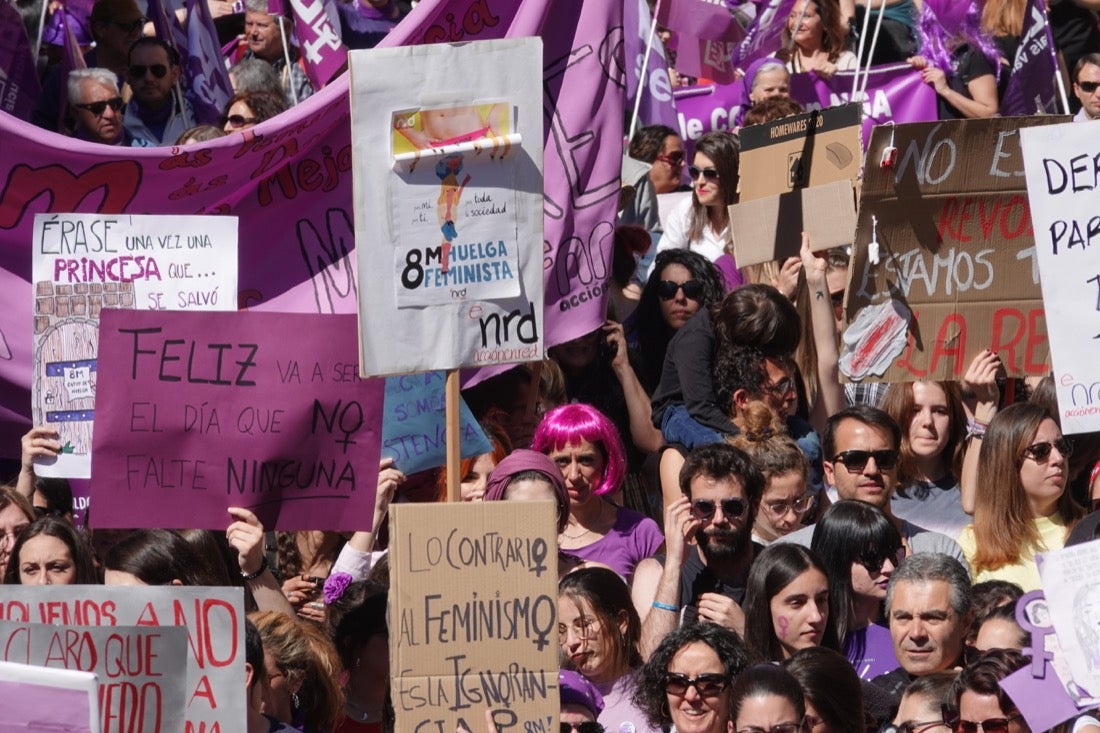 Repaso completo en imágenes a una marcha multitudinaria este Día de la Mujer en Granada