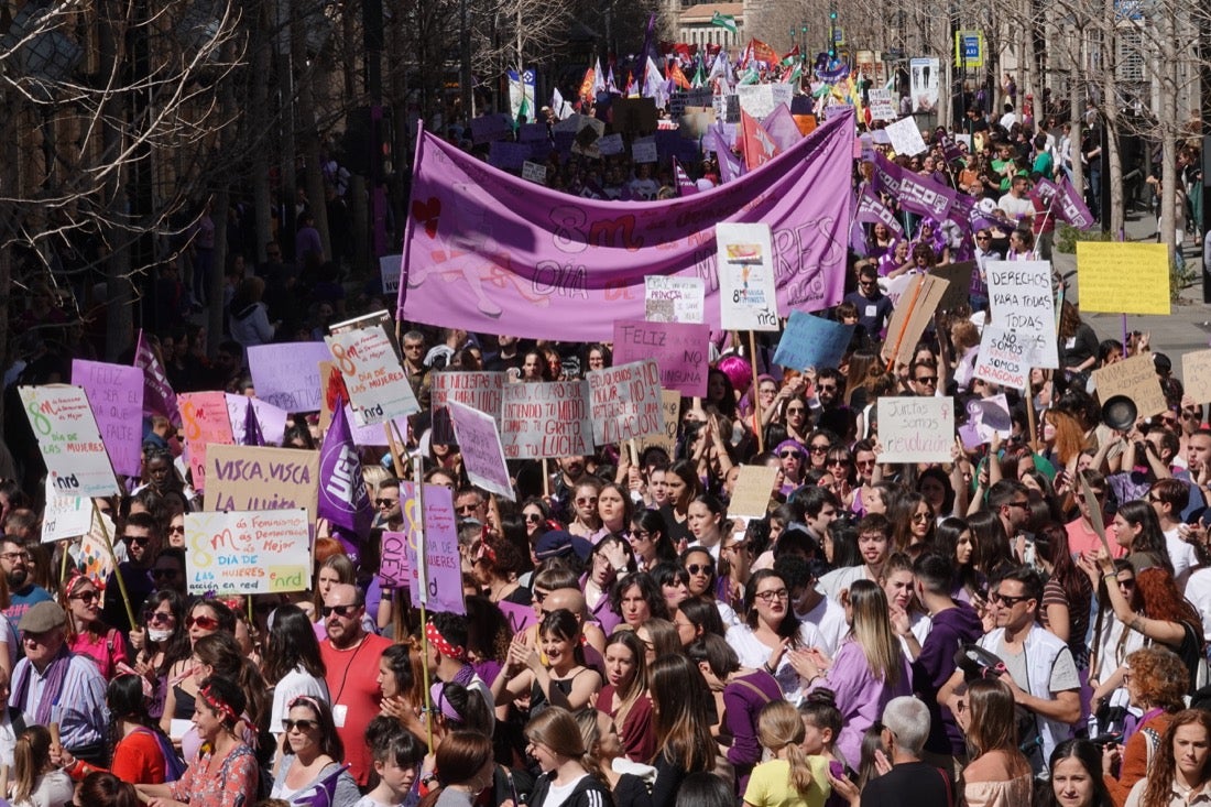 Repaso completo en imágenes a una marcha multitudinaria este Día de la Mujer en Granada
